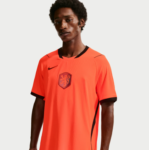Het felste Oranje ooit: KNVB en Nike lanceren nieuw WK 2026-tenue - OranjeSchema.nl nieuws